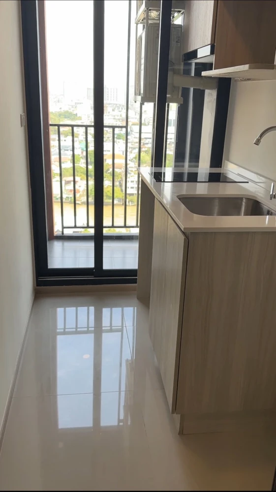 Selling a condo at Origin Play Bang Khun Non Triple Station. Beautiful view, overlooking Bangkok Noi Canal and Rama VIII Bridge. North facing, not exp