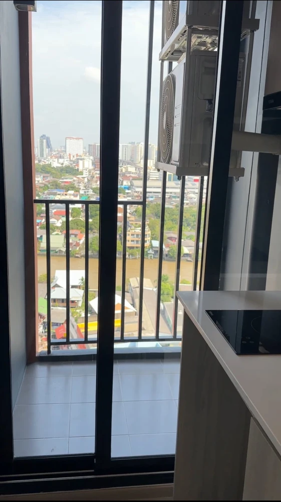 Selling a condo at Origin Play Bang Khun Non Triple Station. Beautiful view, overlooking Bangkok Noi Canal and Rama VIII Bridge. North facing, not exp