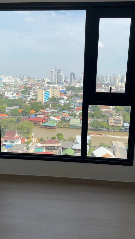 Selling a condo at Origin Play Bang Khun Non Triple Station. Beautiful view, overlooking Bangkok Noi Canal and Rama VIII Bridge. North facing, not exp