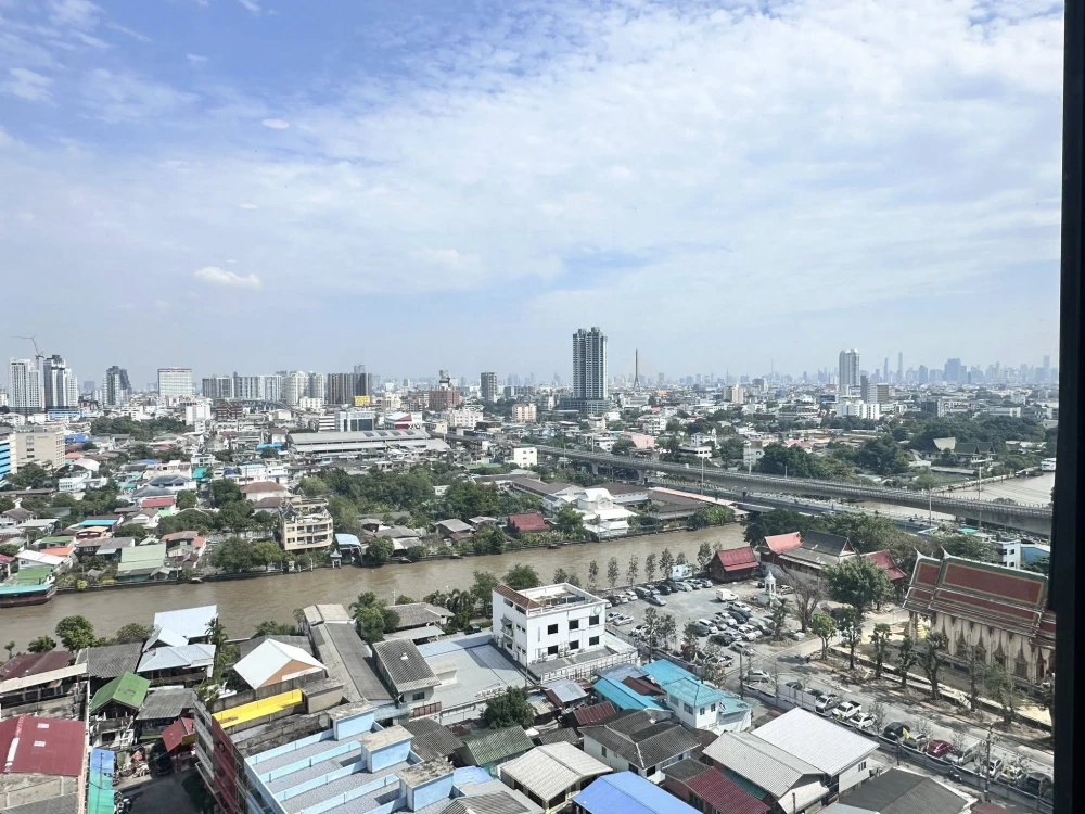 Selling a condo at Origin Play Bang Khun Non Triple Station. Beautiful view, overlooking Bangkok Noi Canal and Rama VIII Bridge. North facing, not exp