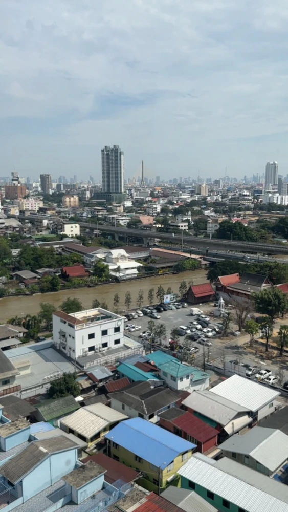 Selling a condo at Origin Play Bang Khun Non Triple Station. Beautiful view, overlooking Bangkok Noi Canal and Rama VIII Bridge. North facing, not exp