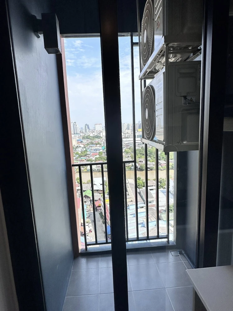Selling a condo at Origin Play Bang Khun Non Triple Station. Beautiful view, overlooking Bangkok Noi Canal and Rama VIII Bridge. North facing, not exp