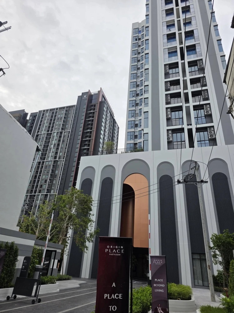 Selling a condo at Origin Place Phetkasem. North-facing unit, comfortable and not hot. Includes extras; pets are allowed. Book now!