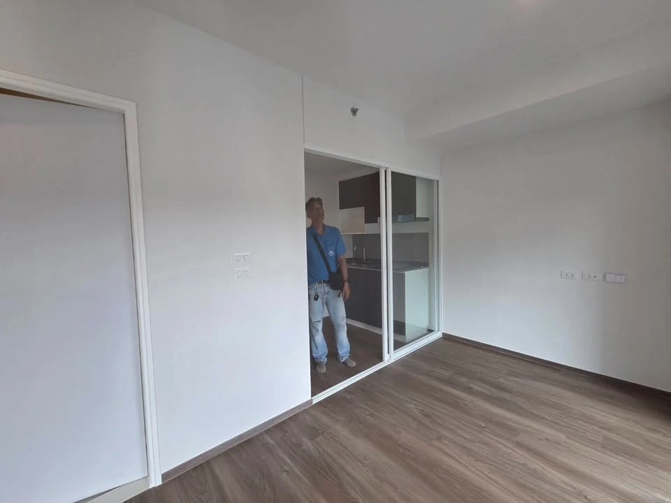 Selling down payment for Place 168 Pinklao, Studio room, Building D, 7th floor. Comes with many freebies. Don't miss out!