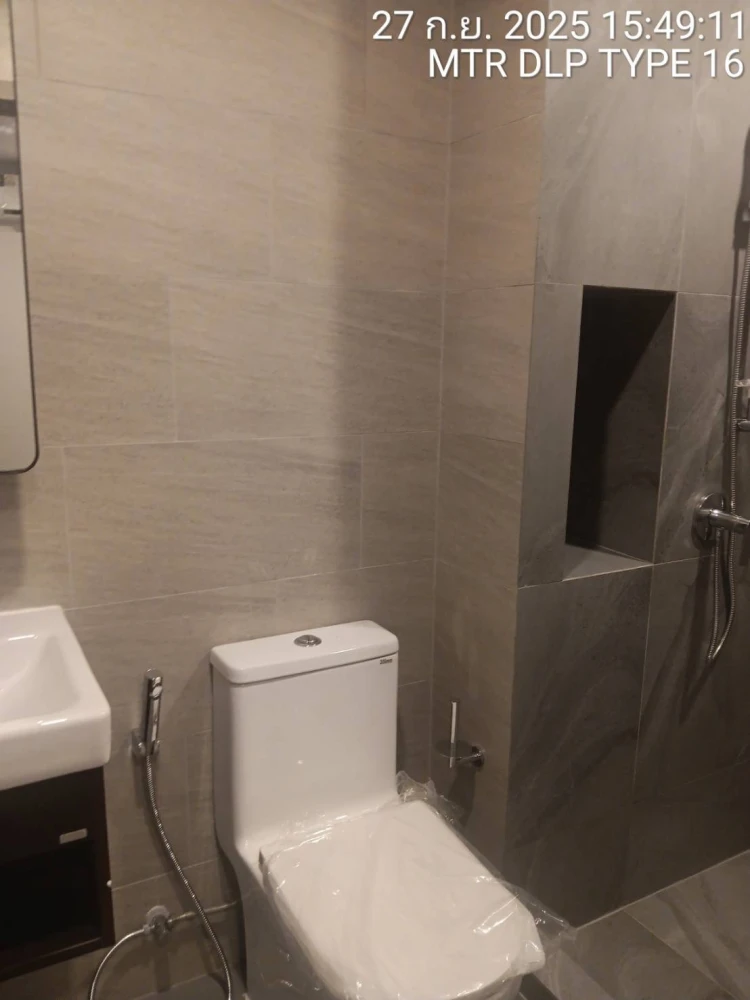 Selling down payment for Metris District Ladprao, 1 bedroom unit in a prime location near Chatuchak Park. Hurry, or you'll miss out!