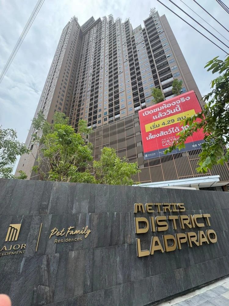 Selling down payment for Metris District Ladprao, 1 bedroom unit in a prime location near Chatuchak Park. Hurry, or you'll miss out!