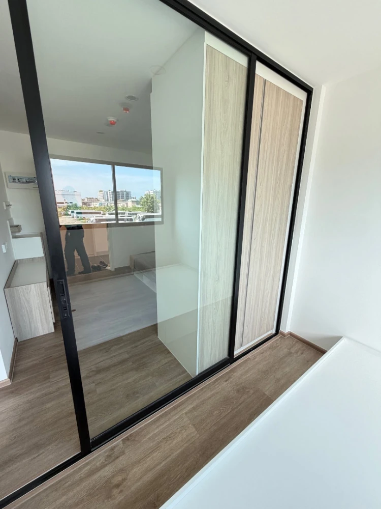 Selling down payment for Sena Kit Samrong Interchange condo. Excellent location, not exposed to morning sun, shaded in the afternoon, not next to the