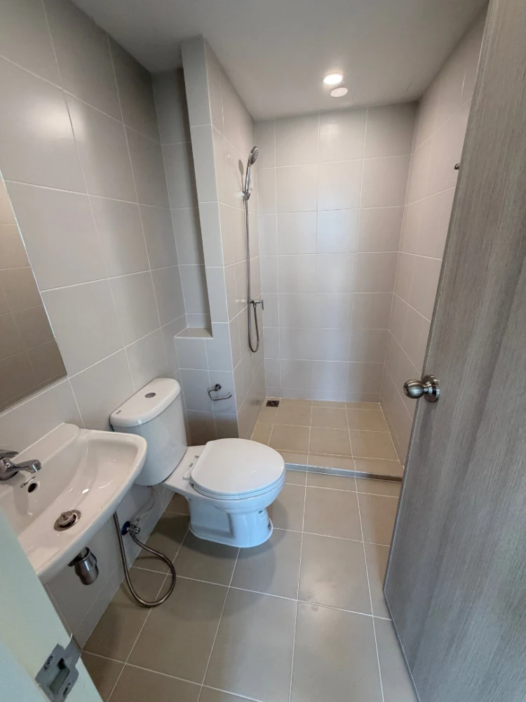 Selling down payment for Sena Kit Samrong Interchange condo. Excellent location, not exposed to morning sun, shaded in the afternoon, not next to the