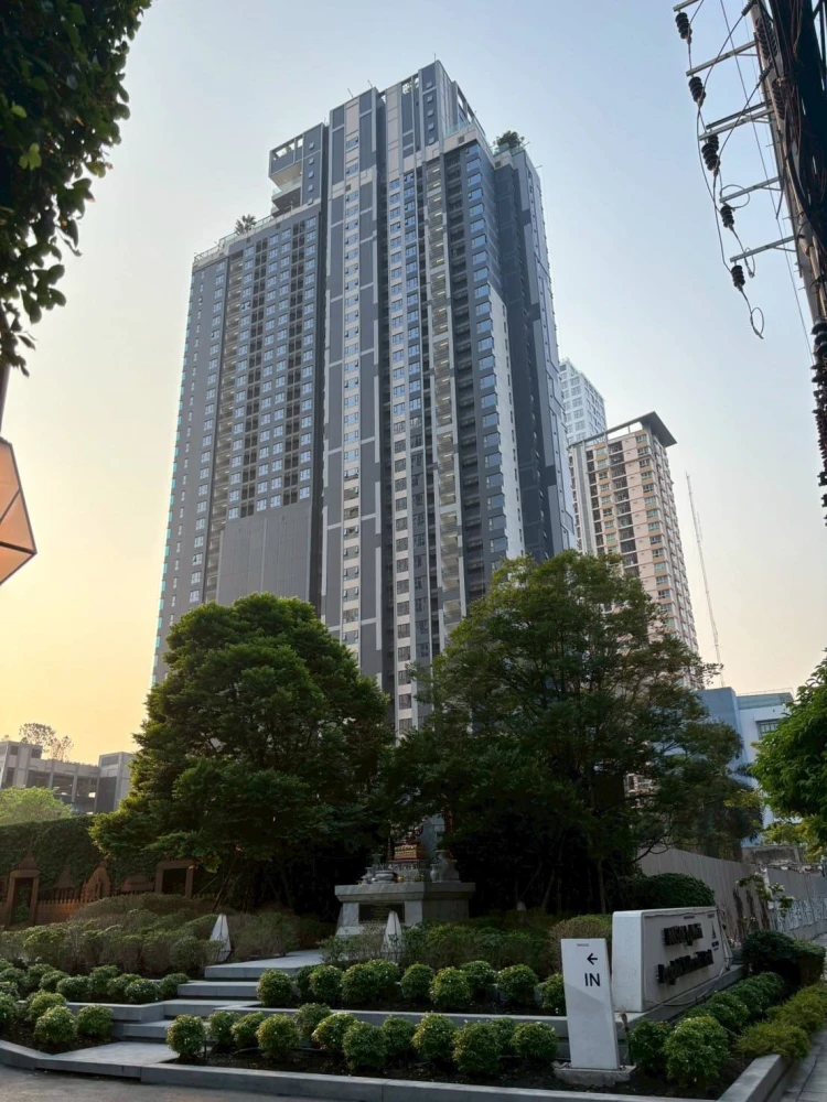 Condo for sale, Aspire Onnut Station, high floor, comes with an affordable price. Come and be the owner today.
