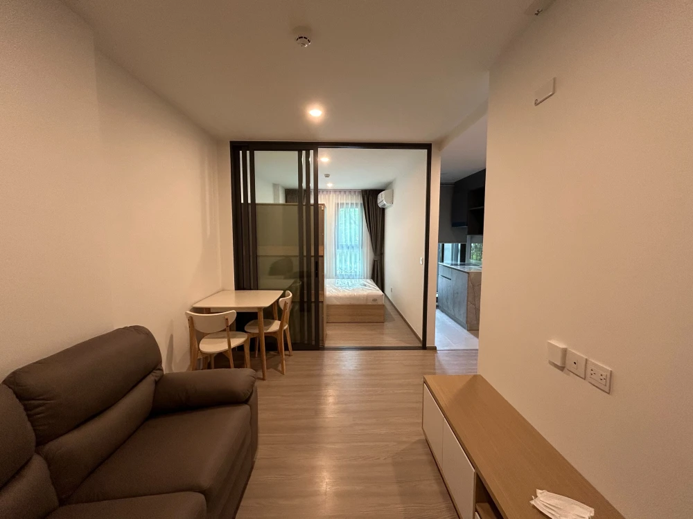 Condo down payment for sale, Aspire Ratchayothin, 1 bedroom, 1 bathroom, 2nd floor, closed kitchen at the back. Good room location, buy now