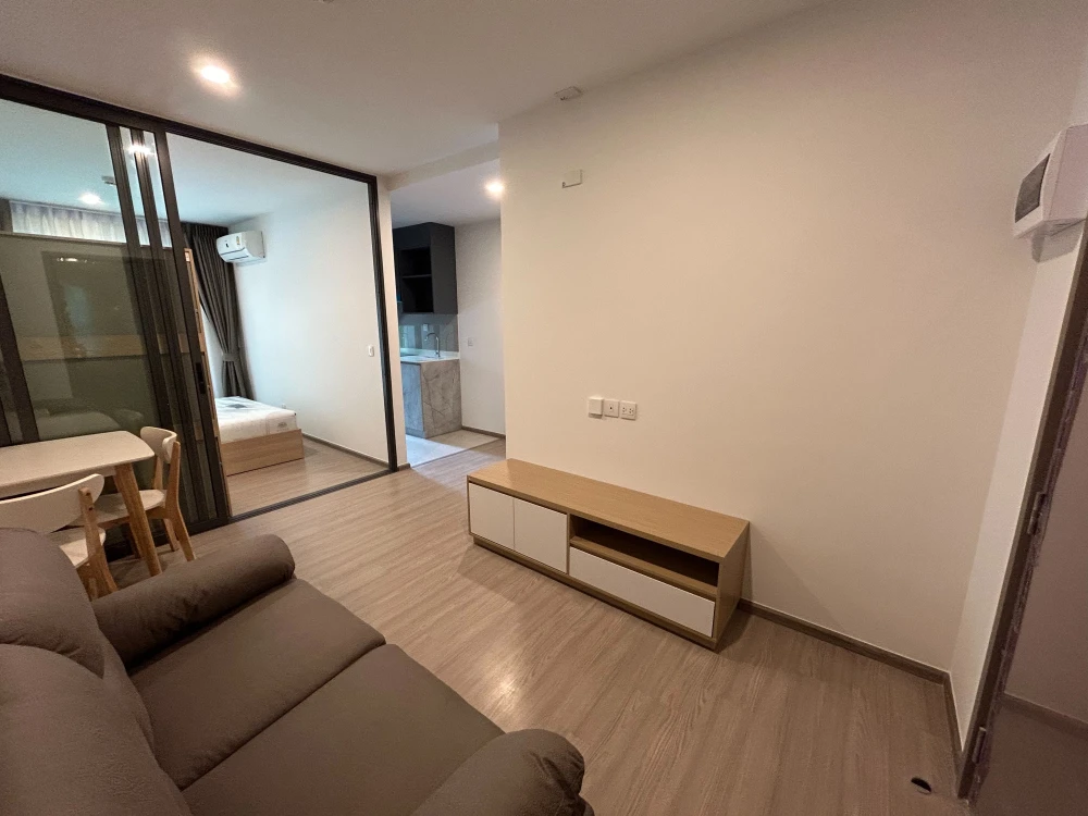 Condo down payment for sale, Aspire Ratchayothin, 1 bedroom, 1 bathroom, 2nd floor, closed kitchen at the back. Good room location, buy now