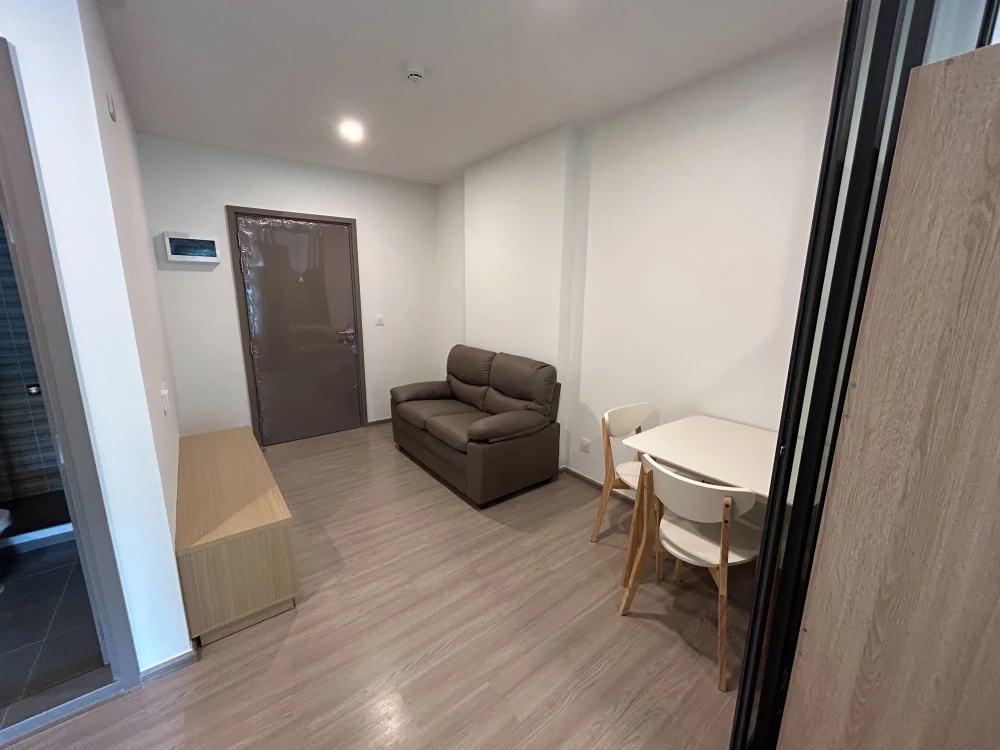 Condo down payment for sale, Aspire Ratchayothin, 1 bedroom, 1 bathroom, 2nd floor, closed kitchen at the back. Good room location, buy now