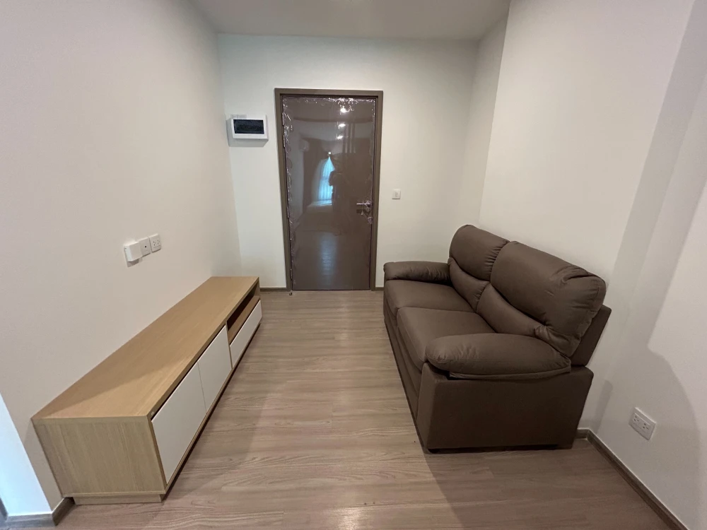 Condo down payment for sale, Aspire Ratchayothin, 1 bedroom, 1 bathroom, 2nd floor, closed kitchen at the back. Good room location, buy now