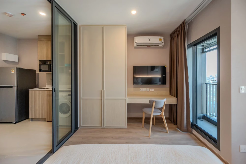 Selling down payment at cost, Life Rama4-Asoke Condo, wide front room and sliding door separating the kitchen area.