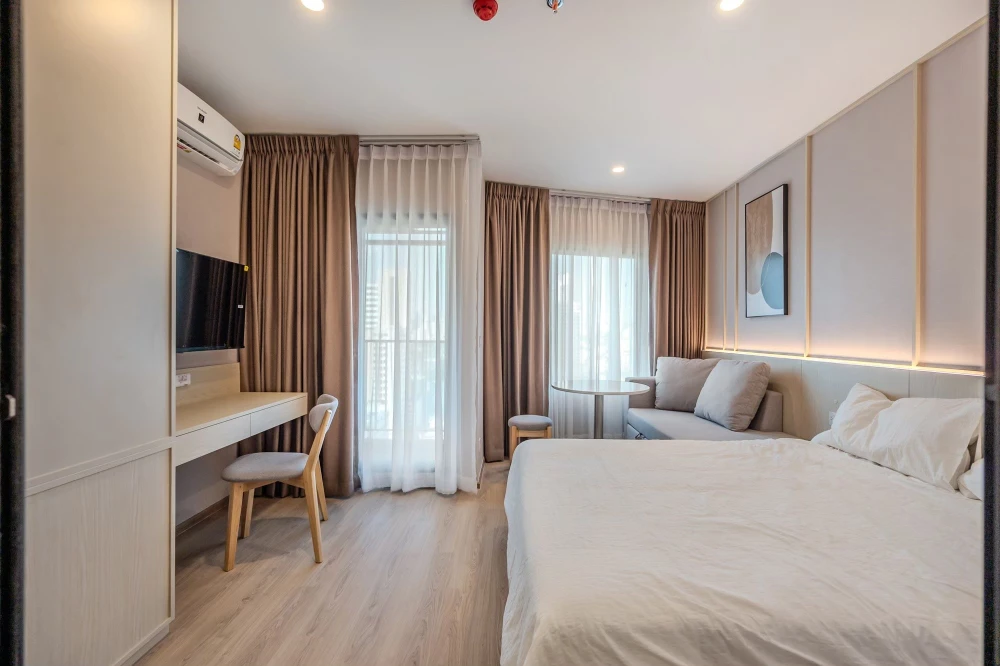Selling down payment at cost, Life Rama4-Asoke Condo, wide front room and sliding door separating the kitchen area.
