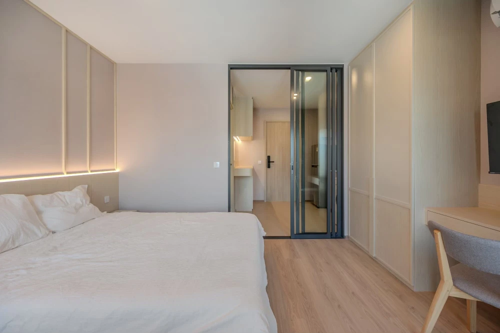 Selling down payment at cost, Life Rama4-Asoke Condo, wide front room and sliding door separating the kitchen area.