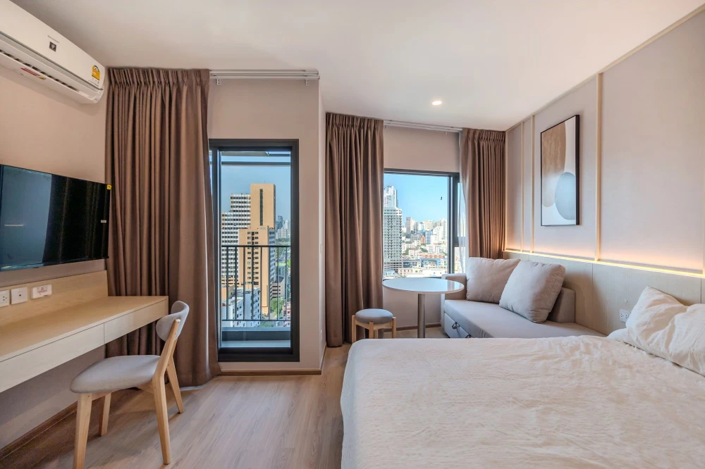 Selling down payment at cost, Life Rama4-Asoke Condo, wide front room and sliding door separating the kitchen area.