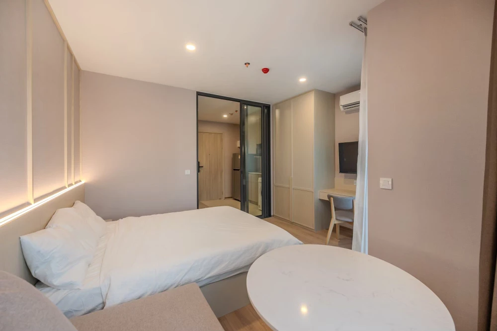 Selling down payment at cost, Life Rama4-Asoke Condo, wide front room and sliding door separating the kitchen area.