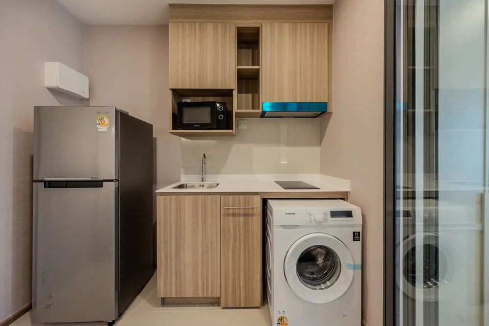 Selling down payment at cost, Life Rama4-Asoke Condo, wide front room and sliding door separating the kitchen area.