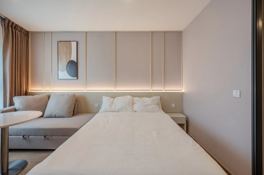 Selling down payment at cost, Life Rama4-Asoke Condo, wide front room and sliding door separating the kitchen area.