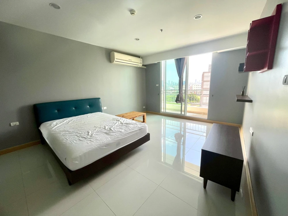Urgent Sale!! Supalai Prima Riva Condo, 10th Floor, Beautifully Decorated, Ready to Move In! Don't Miss!!
