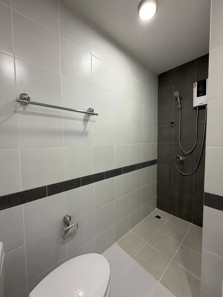 Urgent sale! A Space Asoke - Ratchada condo, beautifully decorated with high-quality built-in furniture. Excellent value! Don't miss out!