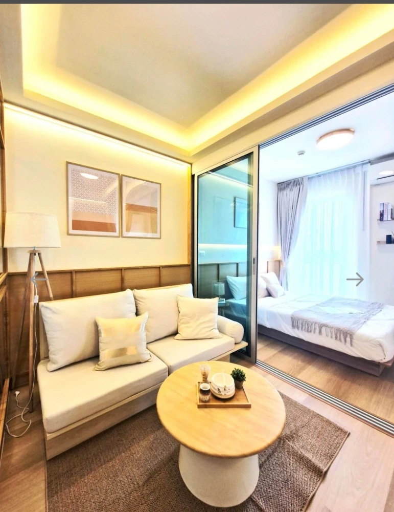 Selling urgently! A Space Me Bangna, beautifully decorated unit with full built-in furniture. Amazing price! Own it today! Don't wait!