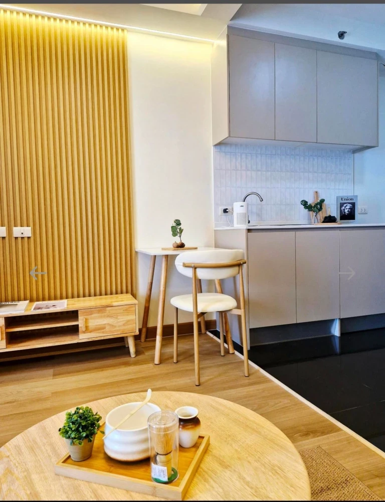 Selling urgently! A Space Me Bangna, beautifully decorated unit with full built-in furniture. Amazing price! Own it today! Don't wait!