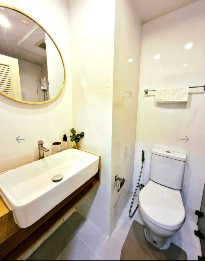 Selling urgently! A Space Me Bangna, beautifully decorated unit with full built-in furniture. Amazing price! Own it today! Don't wait!