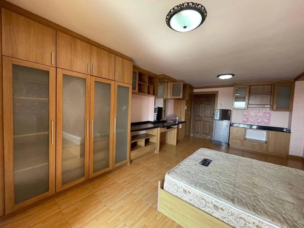 Urgent sale! Champs Elysees Chaengwattana. Spacious rooms with ample living space at an affordable price. You can't miss this!