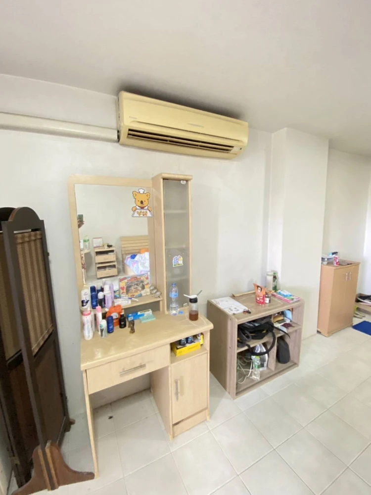 Urgent sale! Champs Elysees Tiwanon, spacious room, 4th floor (not too high), great price. Don't miss out!