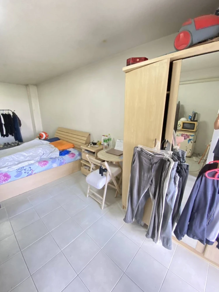 Urgent sale! Champs Elysees Tiwanon, spacious room, 4th floor (not too high), great price. Don't miss out!