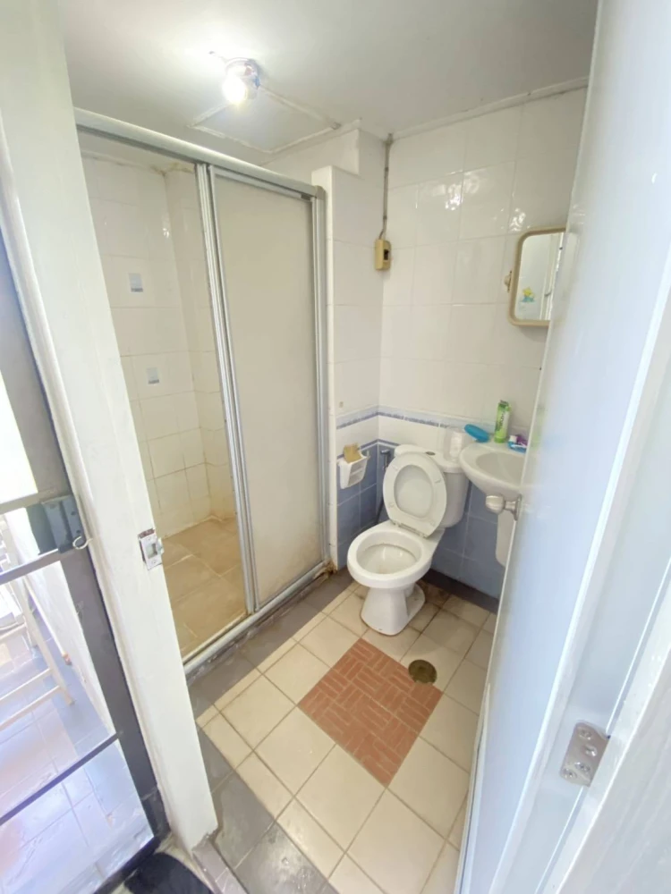 Urgent sale! Champs Elysees Tiwanon, spacious room, 4th floor (not too high), great price. Don't miss out!