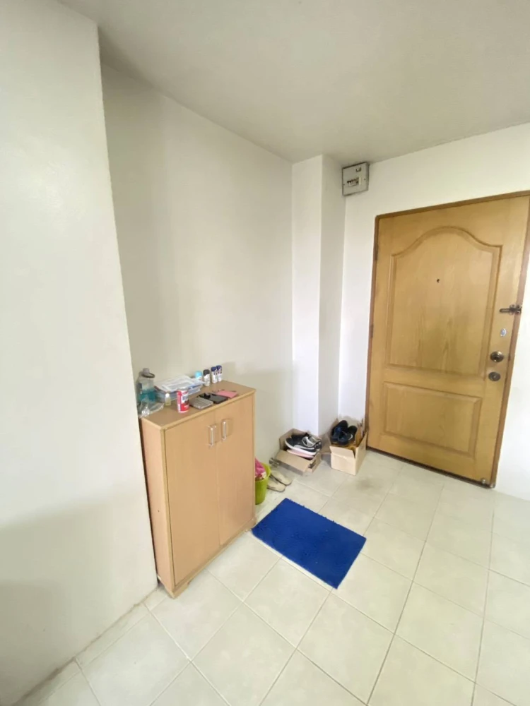 Urgent sale! Champs Elysees Tiwanon, spacious room, 4th floor (not too high), great price. Don't miss out!