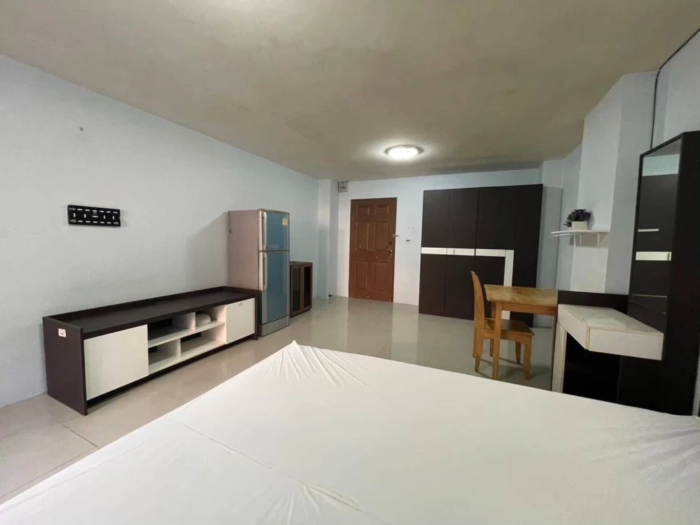 Urgent sale! Champs Elysees Tiwanon, ready-to-move-in condo at an affordable price. Own it today! Don't miss out!