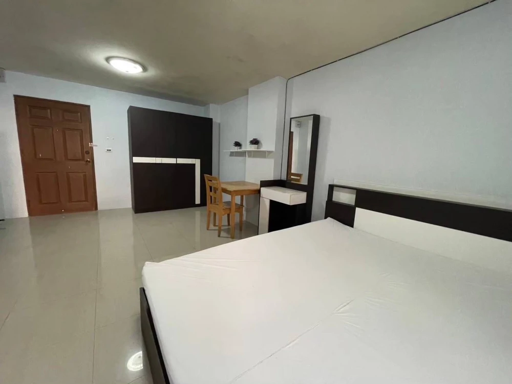 Urgent sale! Champs Elysees Tiwanon, ready-to-move-in condo at an affordable price. Own it today! Don't miss out!