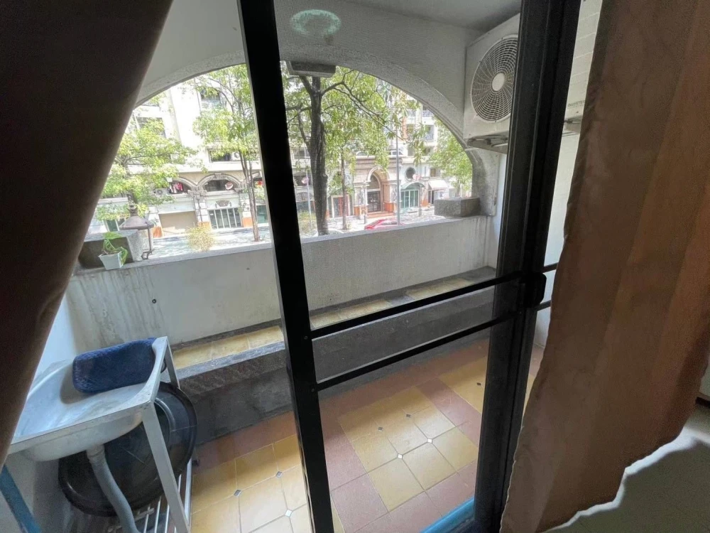 Urgent sale! Champs Elysees Tiwanon, studio apartment, 2nd floor (not high), special price. Own it today!