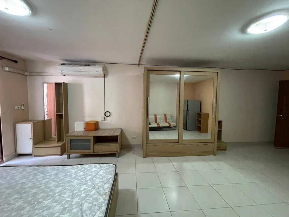 Urgent sale! Champs Elysees Tiwanon, studio apartment, 2nd floor (not high), special price. Own it today!
