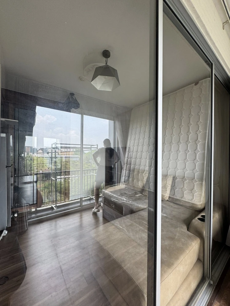 Urgent sale! Condo a Space ME Sukhumvit 77, studio unit, 4th floor (not high up), at a very special price. Buy now! Don't miss out!