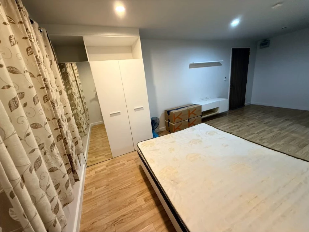 Urgent sale! Cool Rama 7 corner unit, offering privacy, at a very special price. You definitely don't want to miss this!