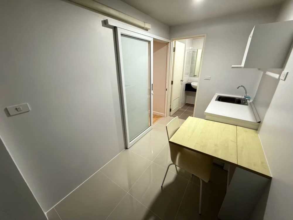 Urgent sale! Cool Rama 7 corner unit, offering privacy, at a very special price. You definitely don't want to miss this!