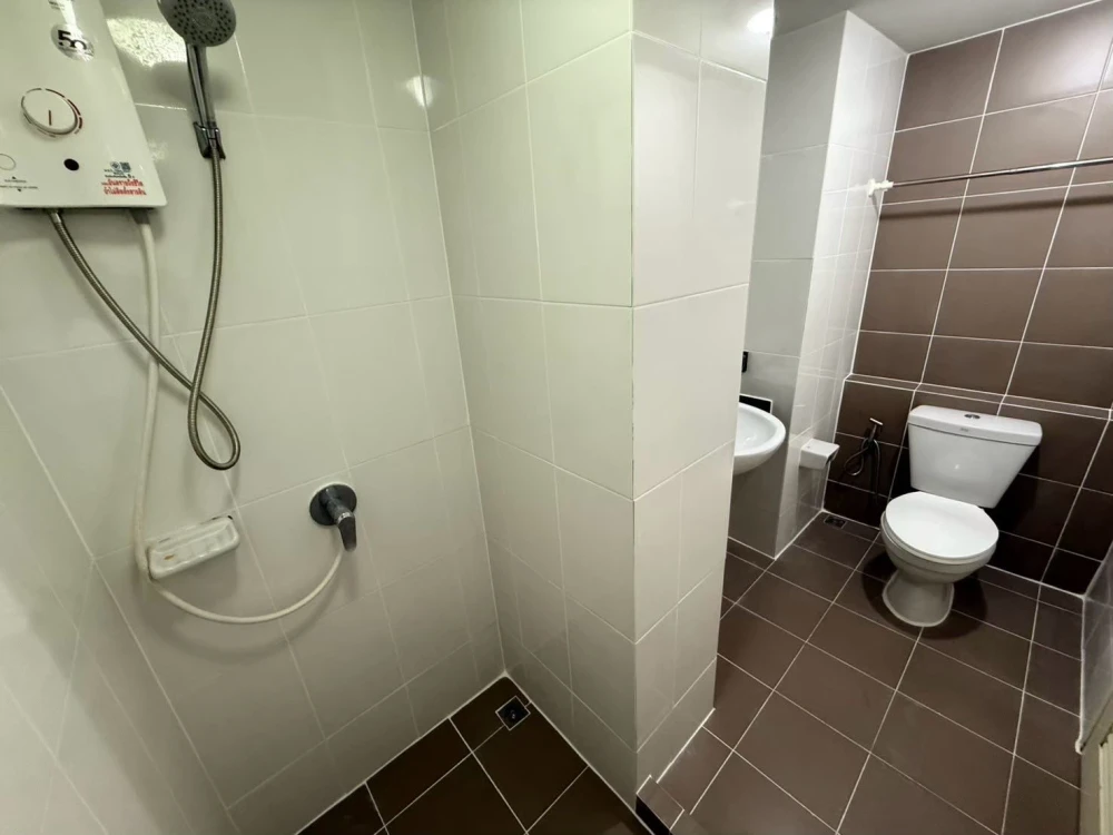 Urgent sale! Cool Rama 7 corner unit, offering privacy, at a very special price. You definitely don't want to miss this!