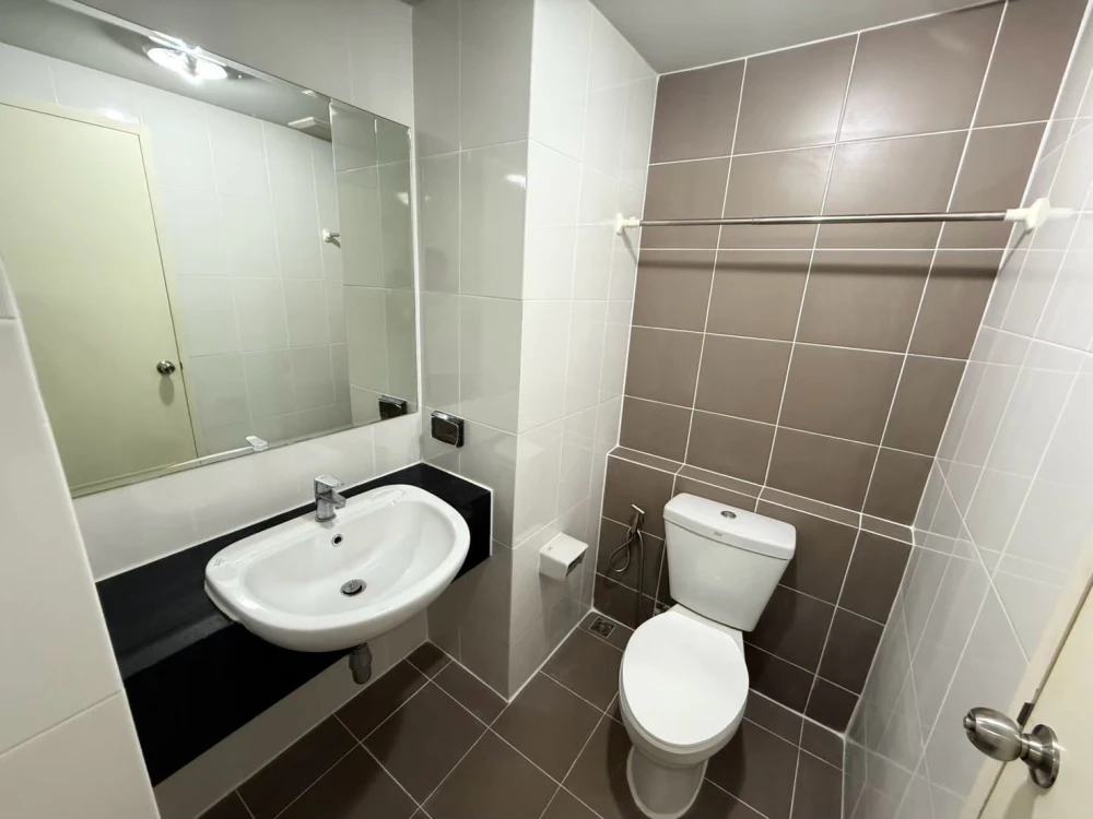 Urgent sale! Cool Rama 7 corner unit, offering privacy, at a very special price. You definitely don't want to miss this!