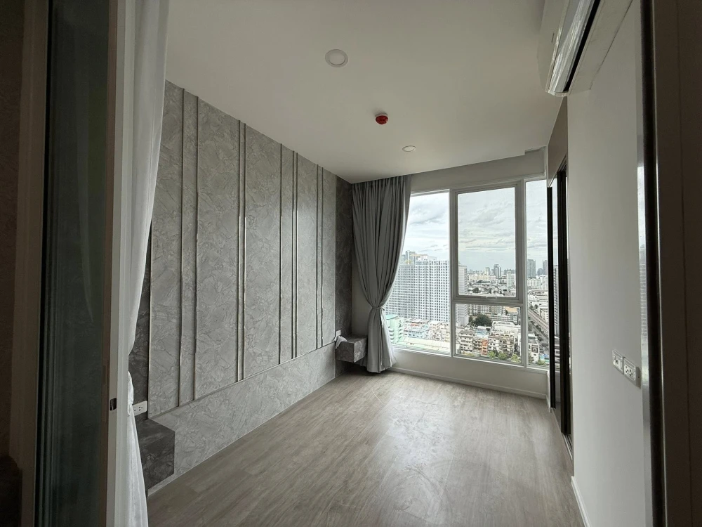 Urgent sale! De Lapis Charan 81, 22nd floor, high floor with great view. Unfurnished unit, affordable price. Perfect for interior decorating enthusias