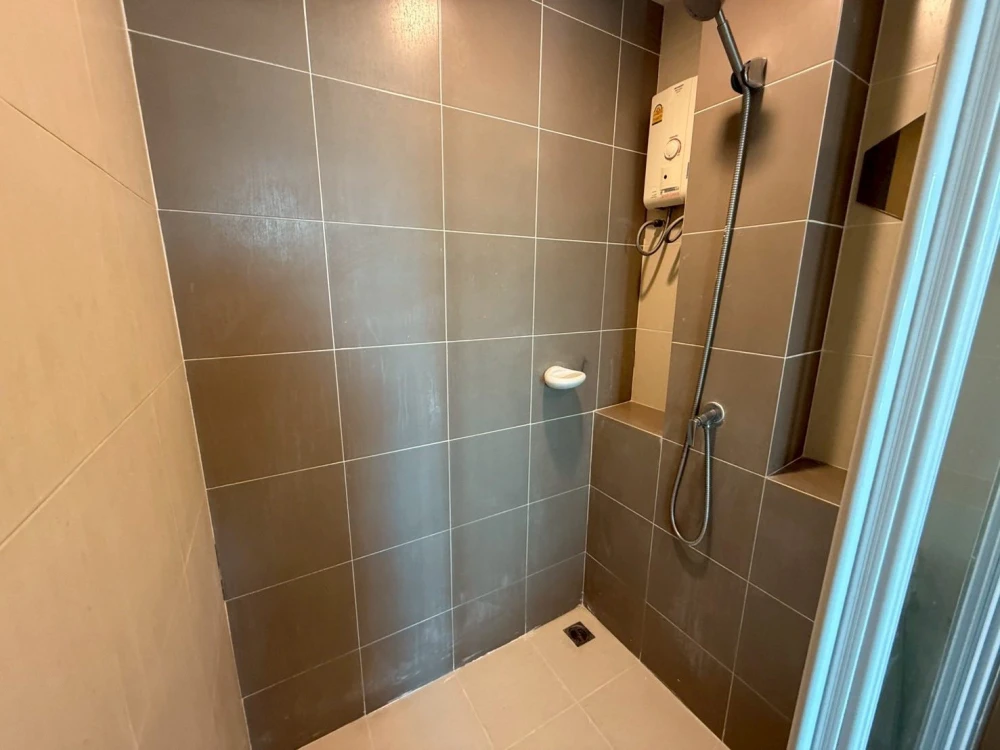 Urgent sale! Element Srinakarin, separate room with wallpaper, great value, reserve now!