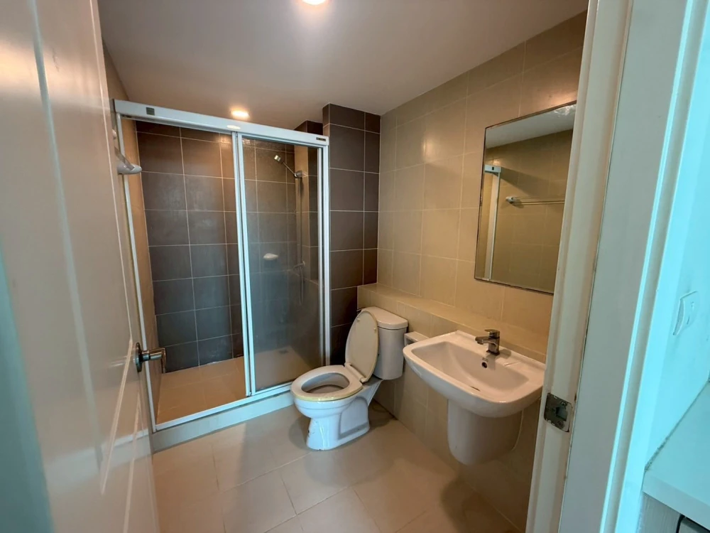 Urgent sale! Element Srinakarin, separate room with wallpaper, great value, reserve now!