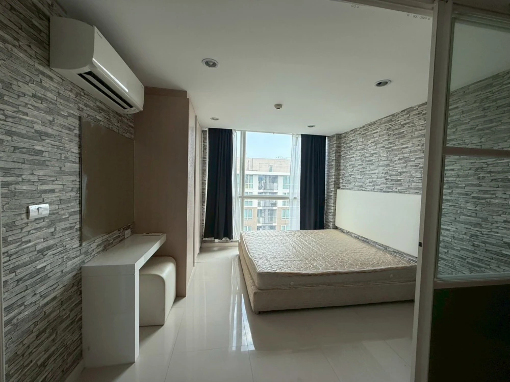Urgent sale! Element Srinakarin, separate room with wallpaper, great value, reserve now!