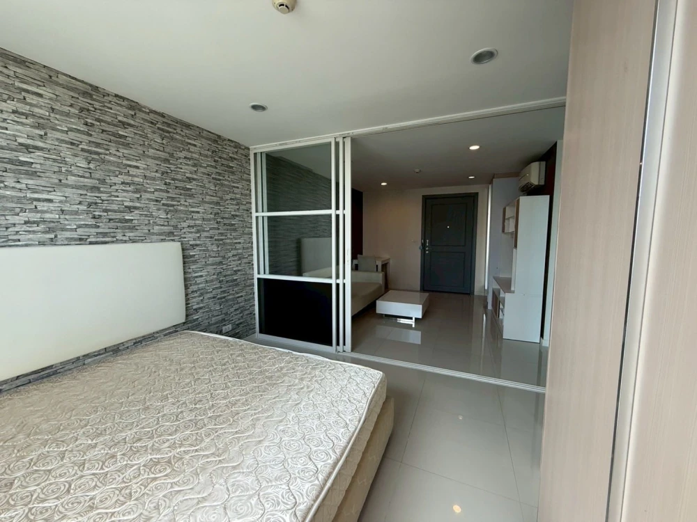 Urgent sale! Element Srinakarin, separate room with wallpaper, great value, reserve now!