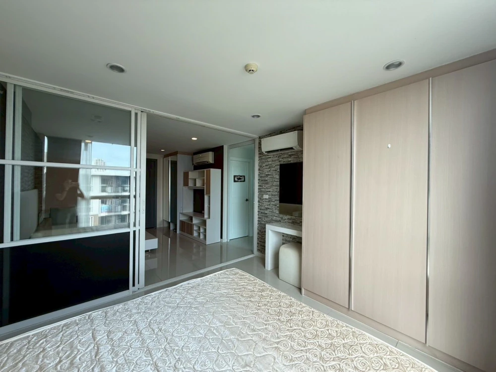 Urgent sale! Element Srinakarin, separate room with wallpaper, great value, reserve now!
