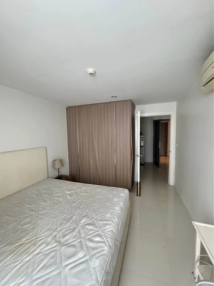 Urgent sale: Elements Srinakarin, spacious room, comes with usable space. You will regret not buying it.